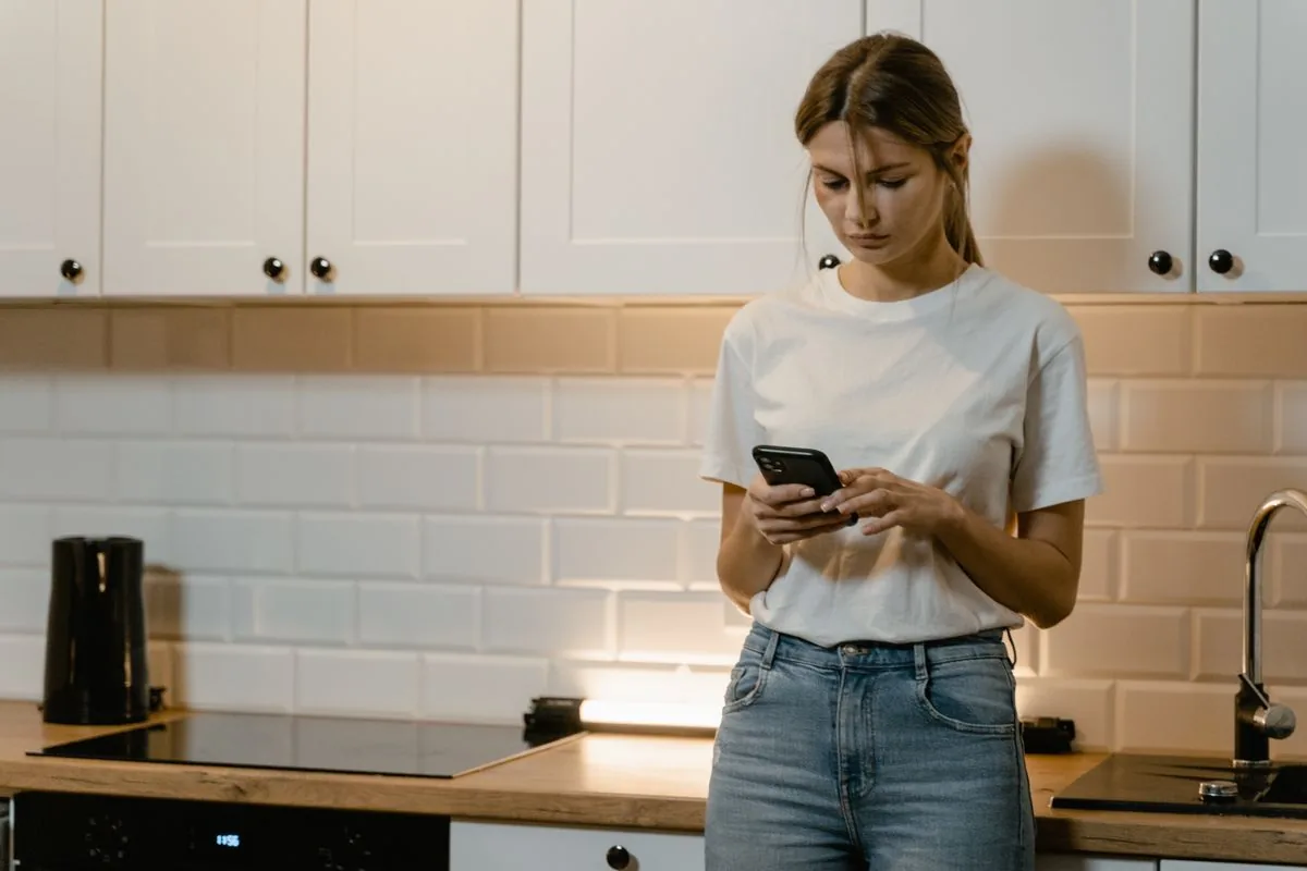 Personne qui saisit manuellement chaque aliment dans une application de calories